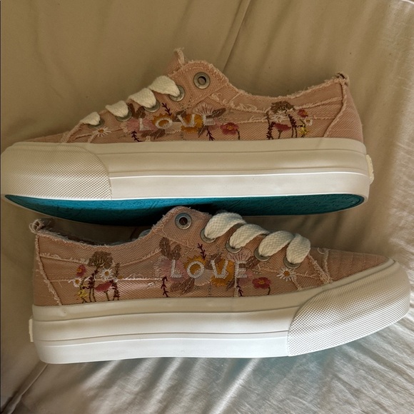 💕HP Blowfish Sadie Pink Canvas Sneakers - Picture 3 of 8